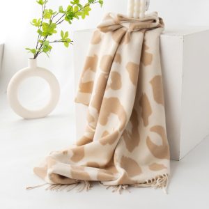 Women's fashionable warm scarves