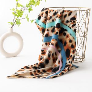 Women's fashionable warm scarves