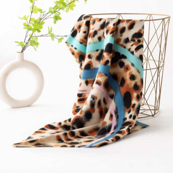 Women's fashionable warm scarves