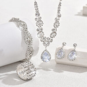 Stylish New In-Store Fashion Claw Chain Necklace, Earrings, and Bracelet Set